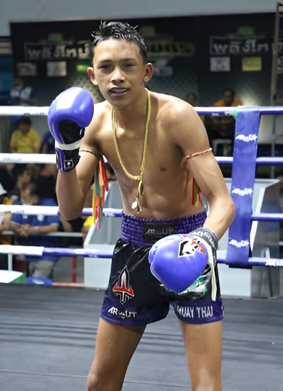 ประวัติและสถิติการชก เพชรนพเดช